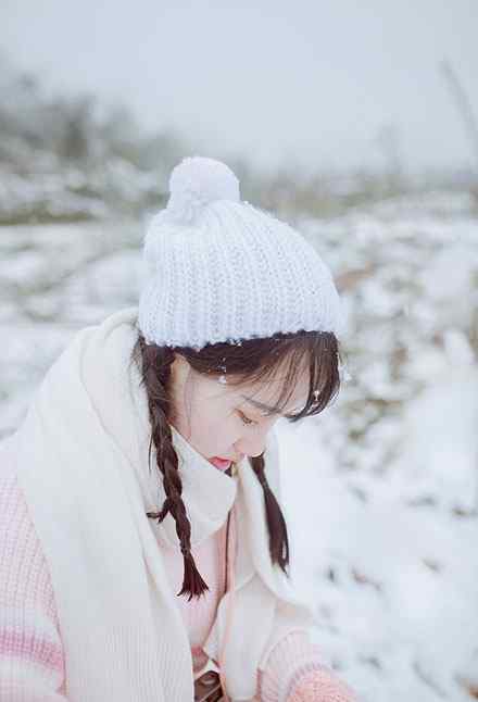 双马尾清纯萌妹雪地写真高清手机壁纸