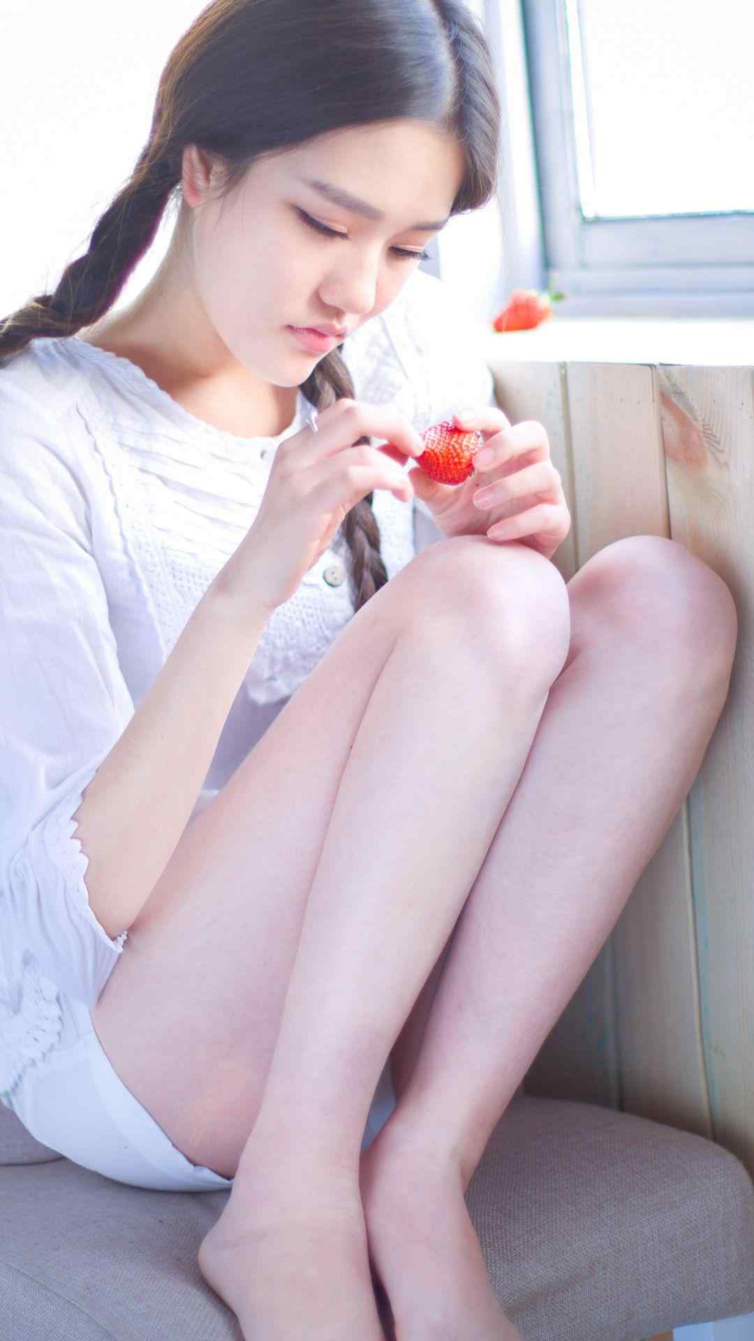 小清新甜美草莓女孩 iPhone 6 Plus手机壁纸