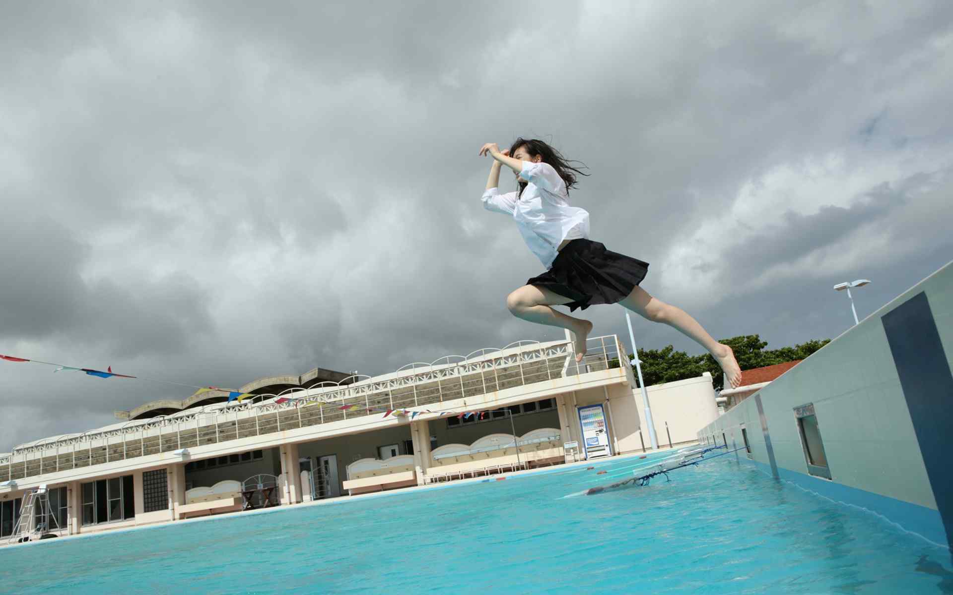 日本美女泳池边性感写真图片桌面壁纸