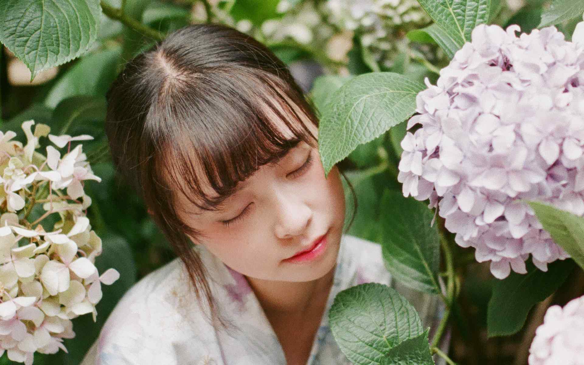 和服少女花丛唯美写真图片桌面壁纸