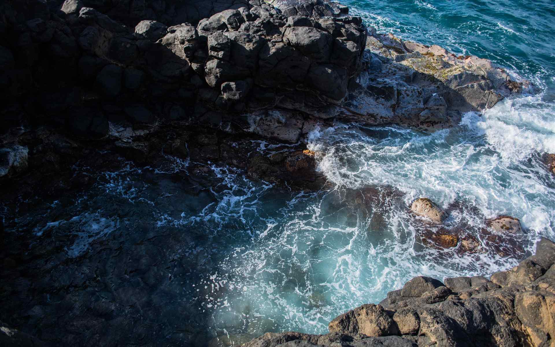 海边浪花岩石风景图片桌面壁纸