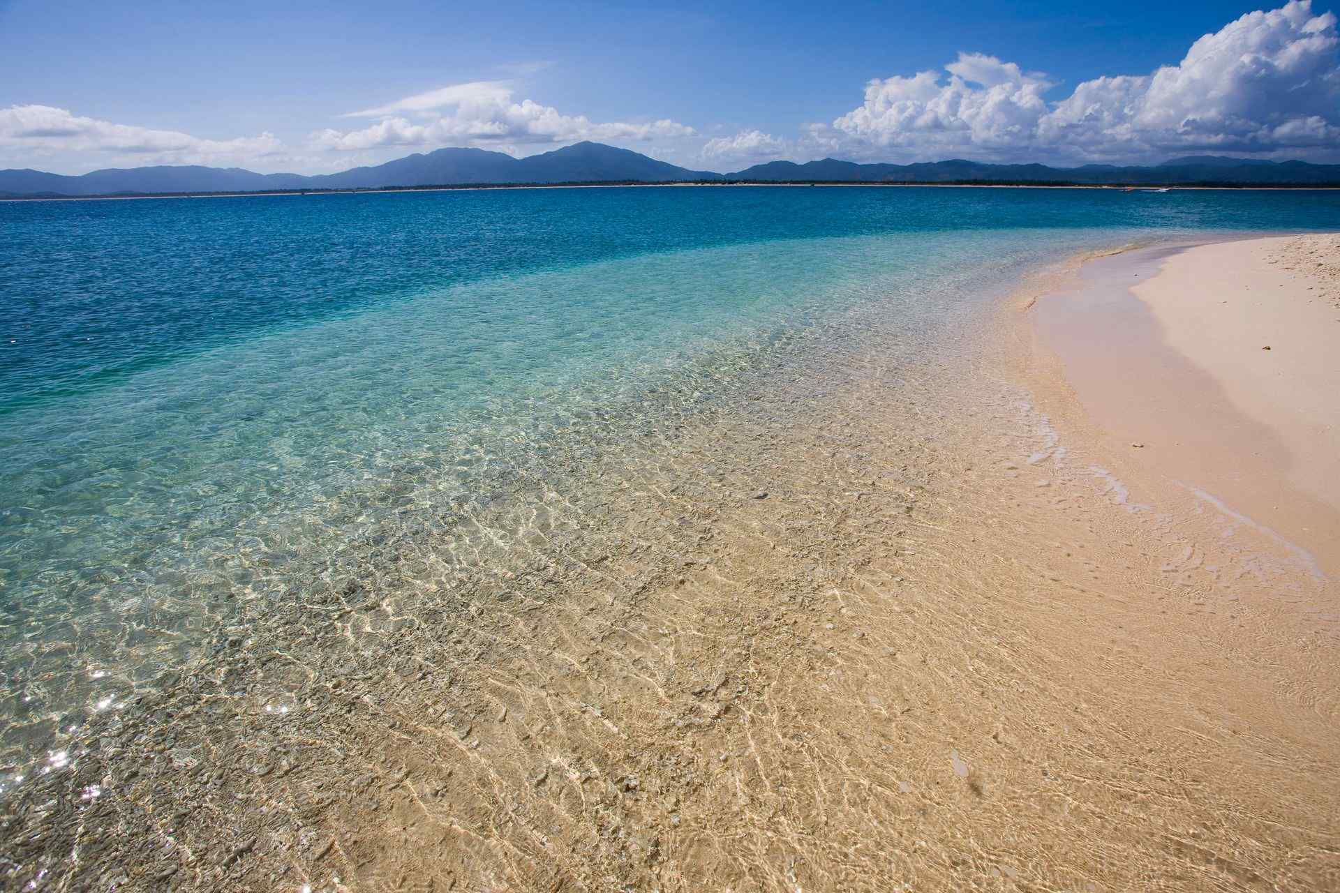 蜈支洲岛海浪拍岸唯美风景桌面壁纸