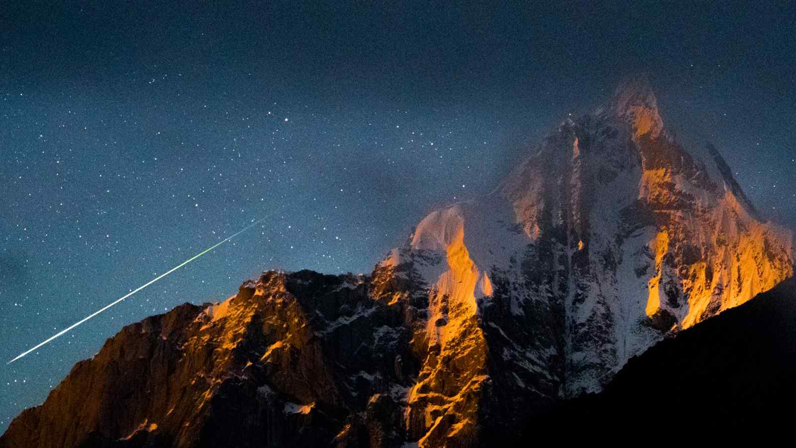 山顶神奇天空唯美流星图片桌面壁纸