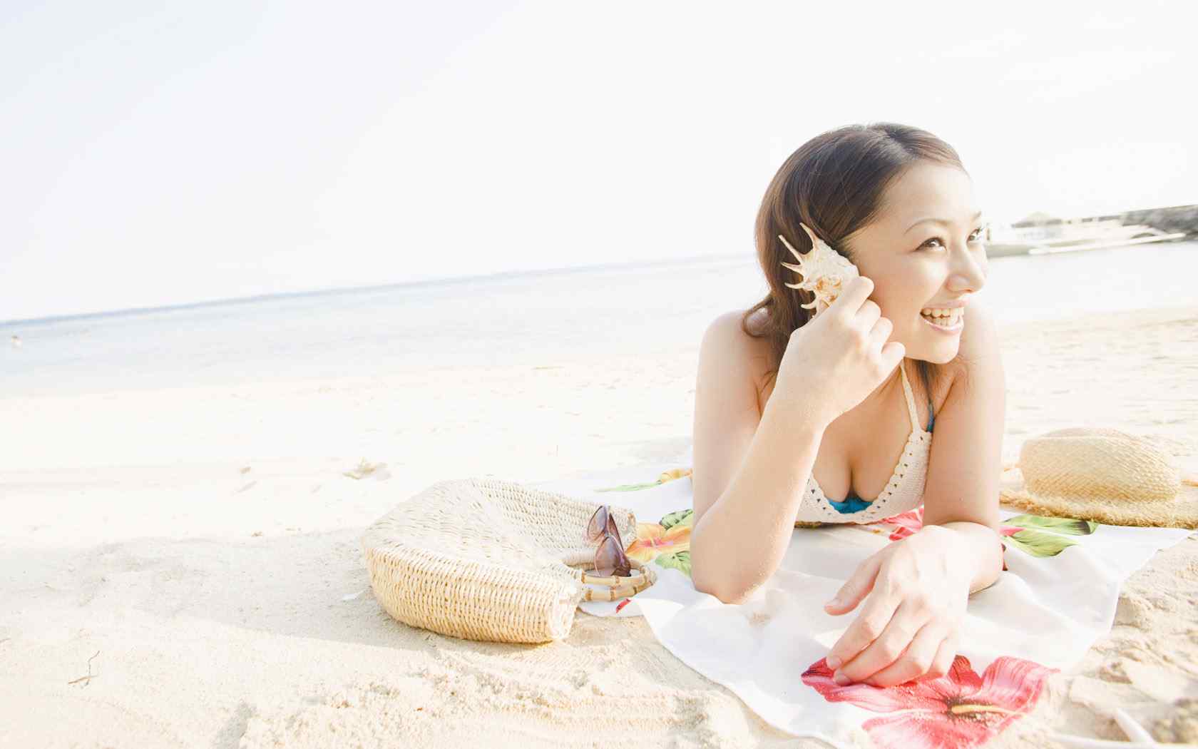 夏日沙滩甜美美女清爽写真图片桌面壁纸