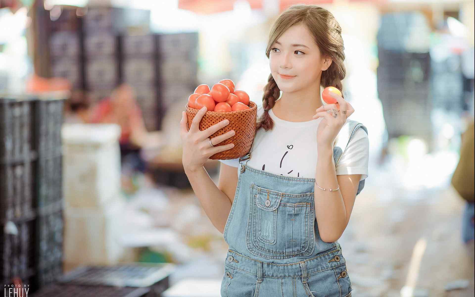 邻家女孩甜美可爱街拍图片桌面壁纸